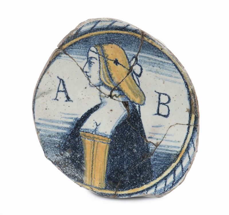 Frammento di piattino in maiolica, Viterbo XVII secolo  - Auction Time Auction 2-2014 - Cambi Casa d'Aste
