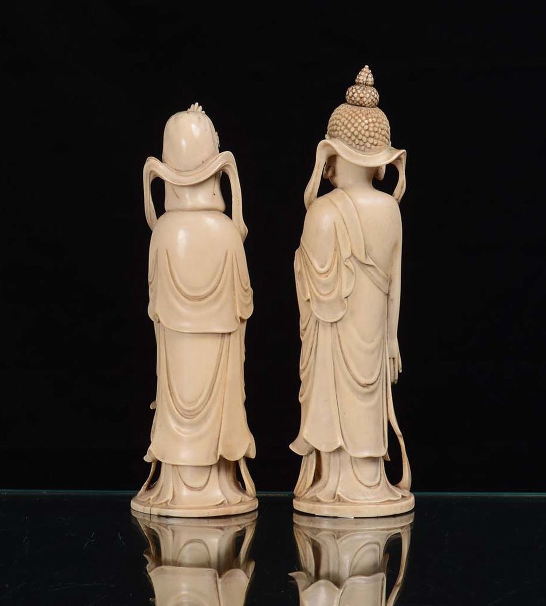 Due Statuine Diverse in Avorio, Cina Fine XIX Secolo