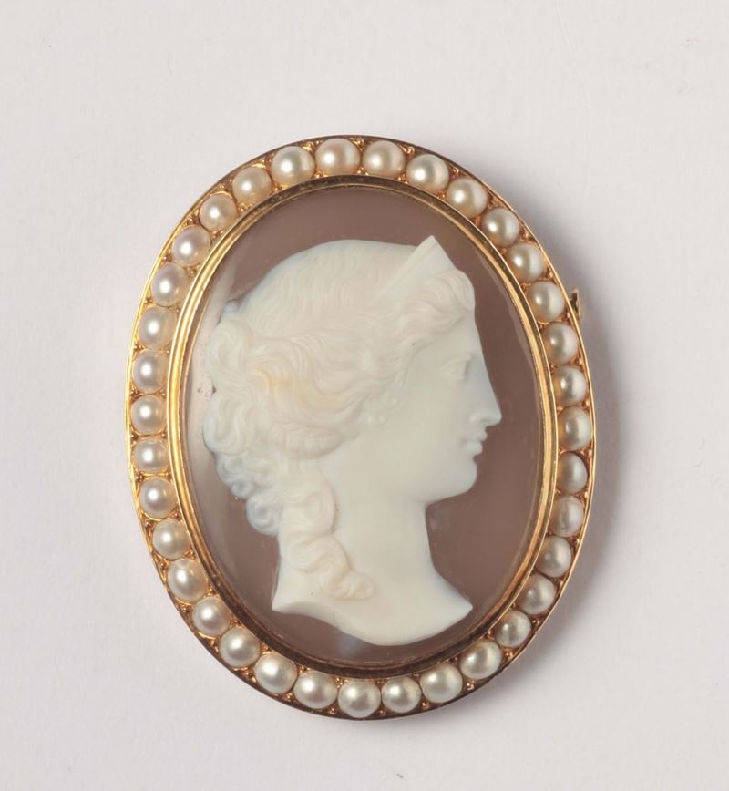 A chalcedony cameo late 19th century pearl and gold mont  - Auction Silver, Ancient and Contemporary Jewels - Cambi Casa d'Aste