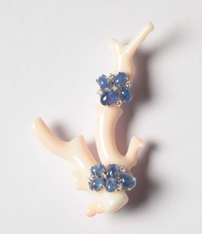 Spilla con Ramo di Corallo Rosa, Zaffiri Cabochon e Diamanti