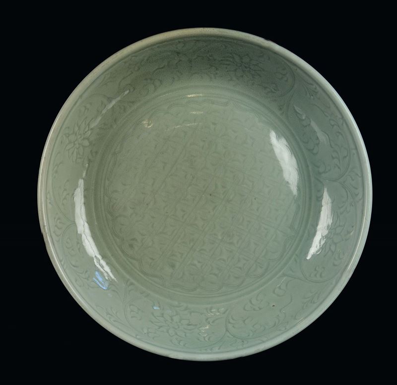 A  Longquan Celadon porcelain dish, China, Ming Dynasty, 16th century  - Auction Fine Chinese Works of Art - II - Cambi Casa d'Aste