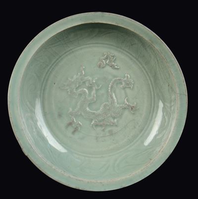 Raro Piatto in Porcellana Longquan Celadon con Drago a Riievo, Cina Dinastia Yuan (1279-1368)
