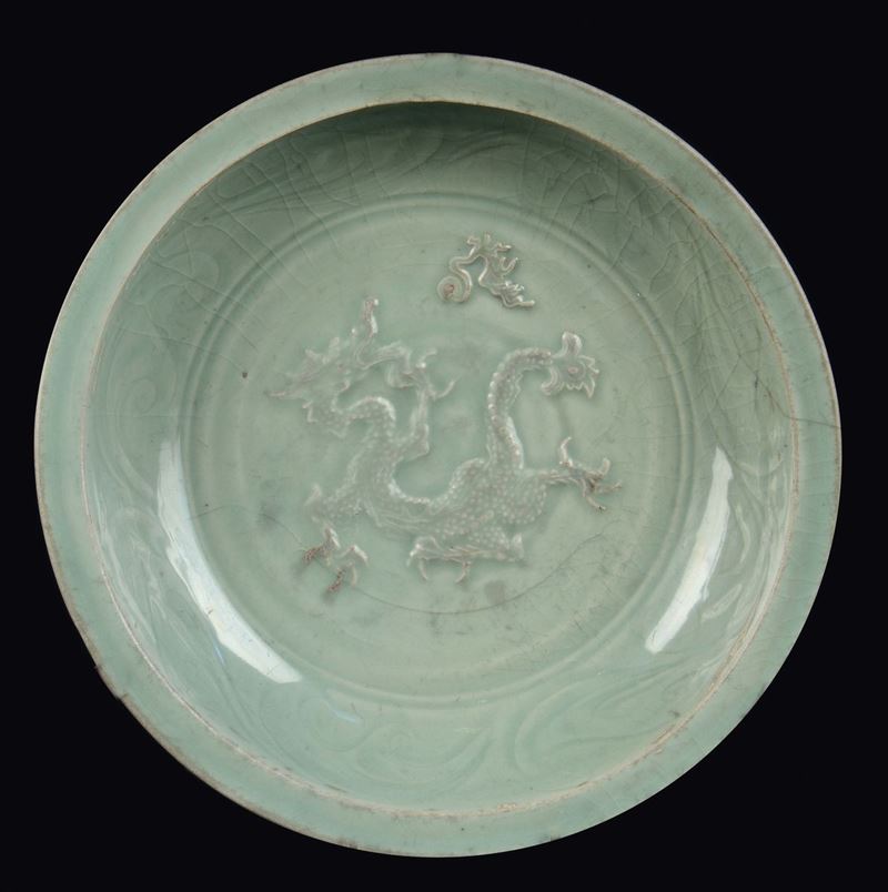 Raro piatto in porcellana  Longquan Celadon con drago a riievo, Cina  Dinastia Yuan (1279-1368)  - Asta Fine Chinese Works of Art - Cambi Casa d'Aste
