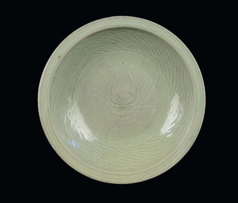 A Longquan Celadon porcelain plate, China, Yuan Dynasty (1279-1368)  - Auction Fine Chinese Works of Art - Cambi Casa d'Aste