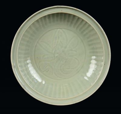 Piatto in Porcellana Longquan Celadon, Cina Dinastia Yuan (1279-1368)