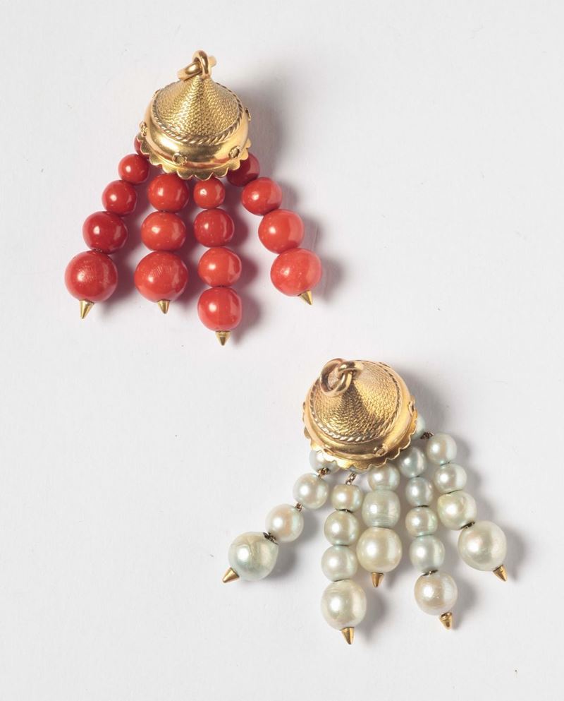 Lotto composto da due pendenti uno in corallo ed uno con perle (mancanze)  - Asta Argenti e Gioielli Antichi e Contemporanei - Cambi Casa d'Aste