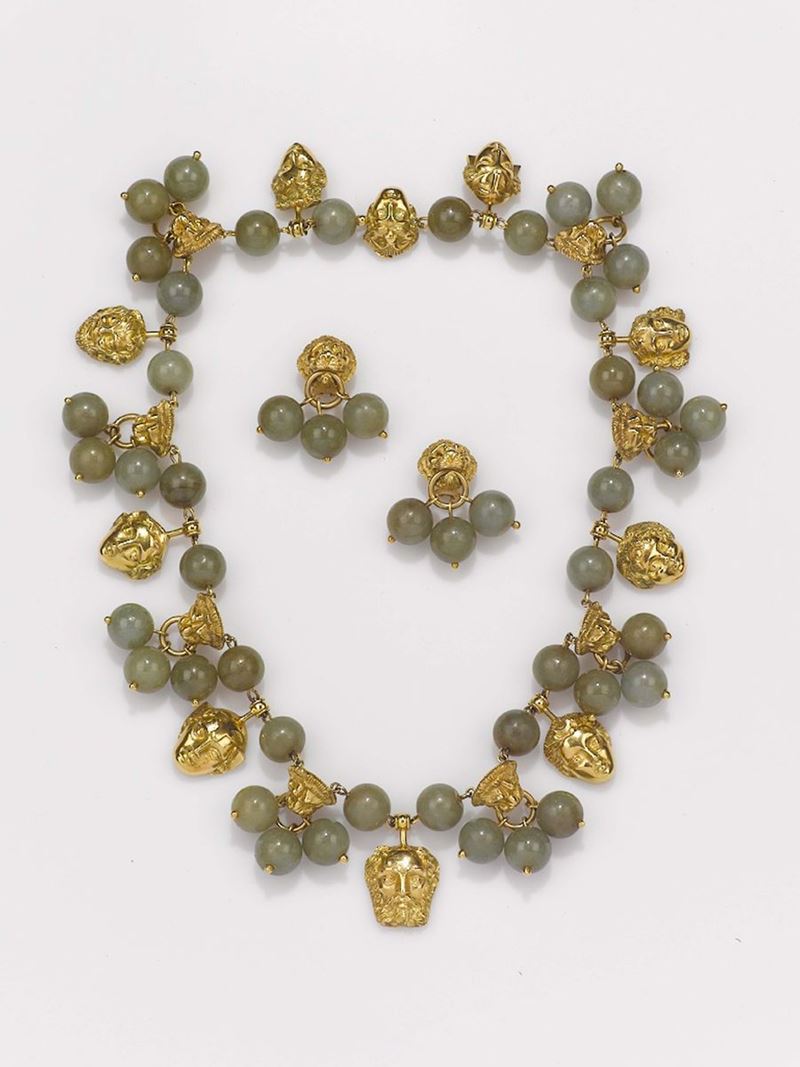 A jade and gold necklace and earrings. 1960 circa (Please note that the jade has not been tested)  - Auction Silver, Watches, Antique and Contemporary Jewelry - Cambi Casa d'Aste