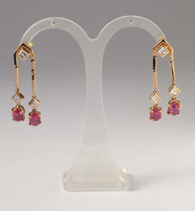 Orecchini Pendenti con Rubini Burma e Diamanti Taglio Princess