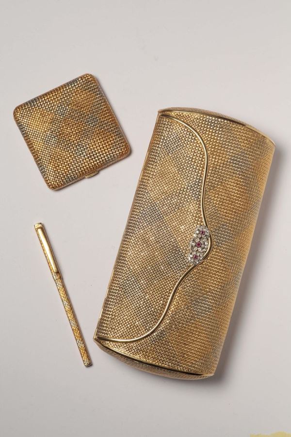 Clutch in oro giallo e diamanti e rubini  accompagnata da portacipria e penna lavorazione a vimini
