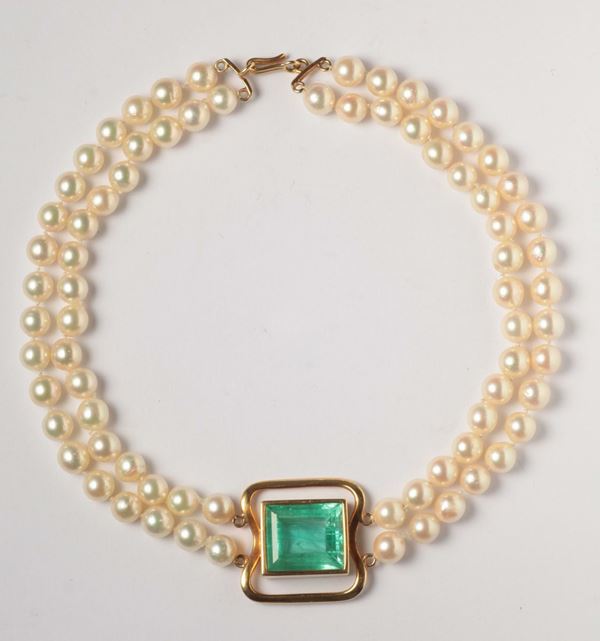 An emerald and pearl choker