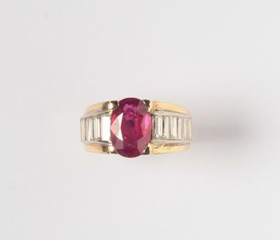 Anello con Rubino di Ct 3,30 e Diamanti Taglio Baguette (mancanza)