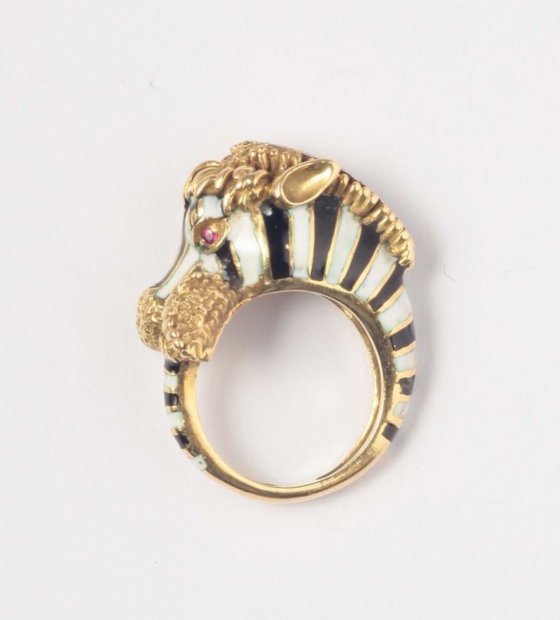 Anello con smalti policromi, raffigurante una zebra  - Asta Argenti e Gioielli Antichi e Contemporanei - Cambi Casa d'Aste