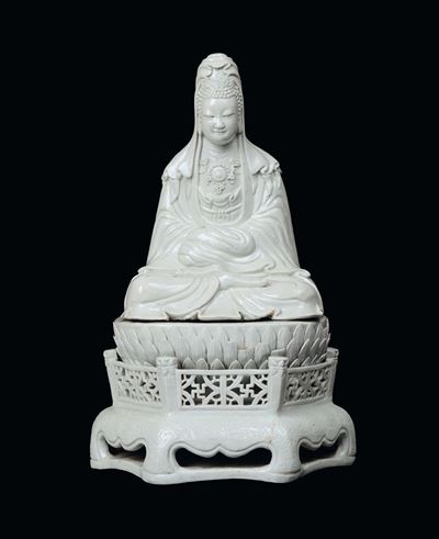 Rara Guanyin in Porcellana Bianca Azzurrata Appoggiata su Fiore di Loto con Ringhiera Incisa a Sv...