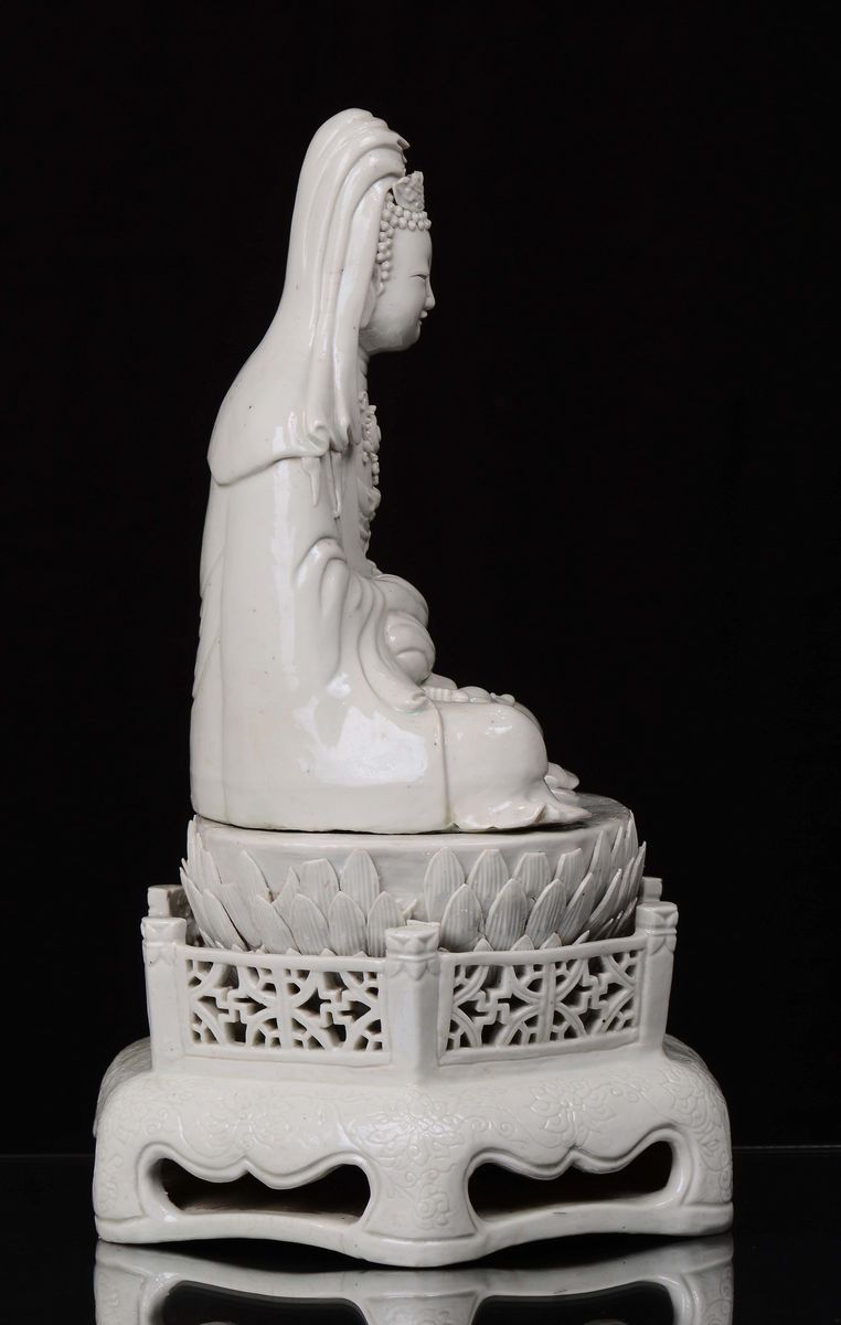 Rara Guanyin in Porcellana Bianca Azzurrata Appoggiata su Fiore di Loto con Ringhiera Incisa a Sv...