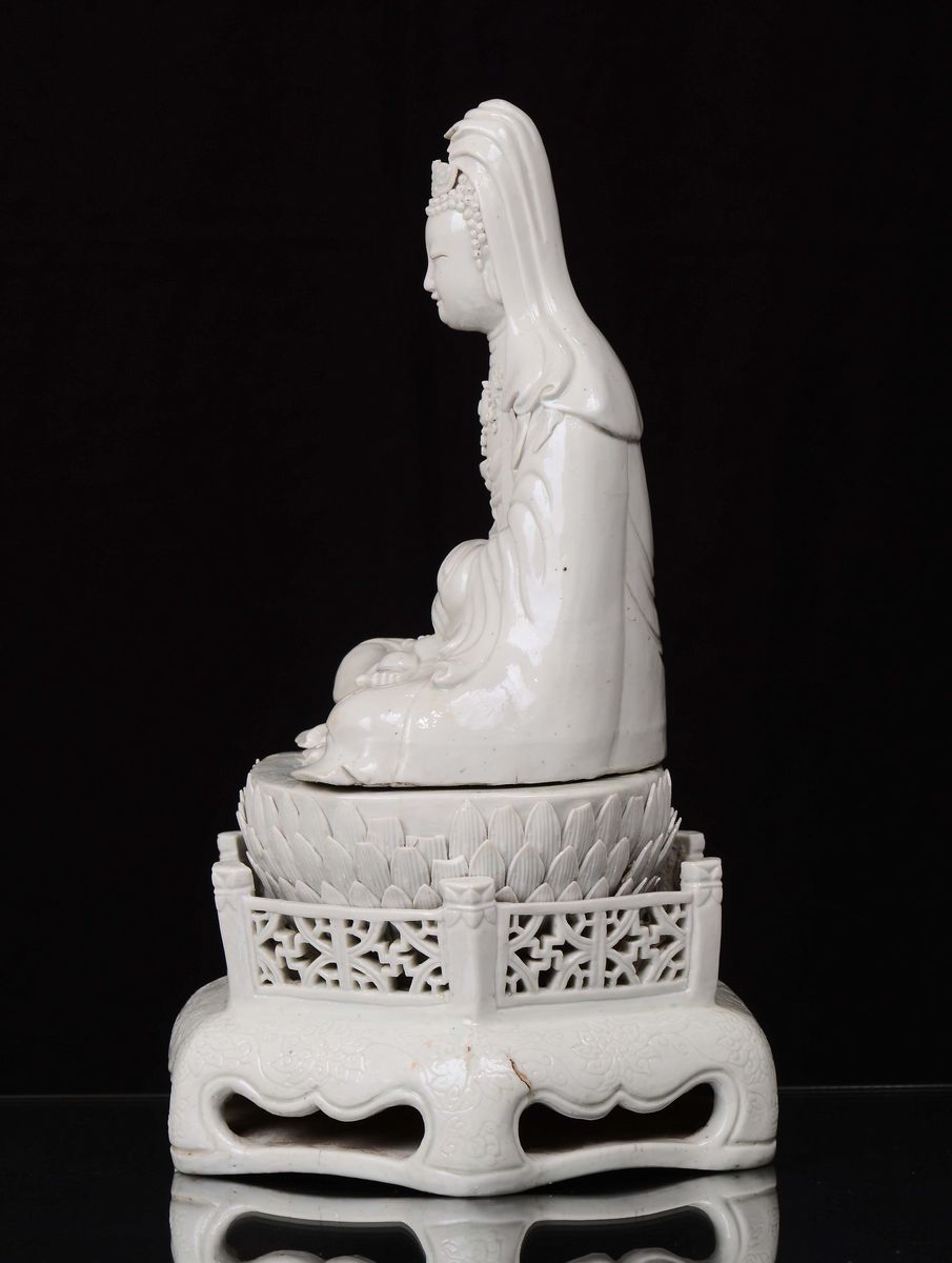 Rara Guanyin in Porcellana Bianca Azzurrata Appoggiata su Fiore di Loto con Ringhiera Incisa a Sv...