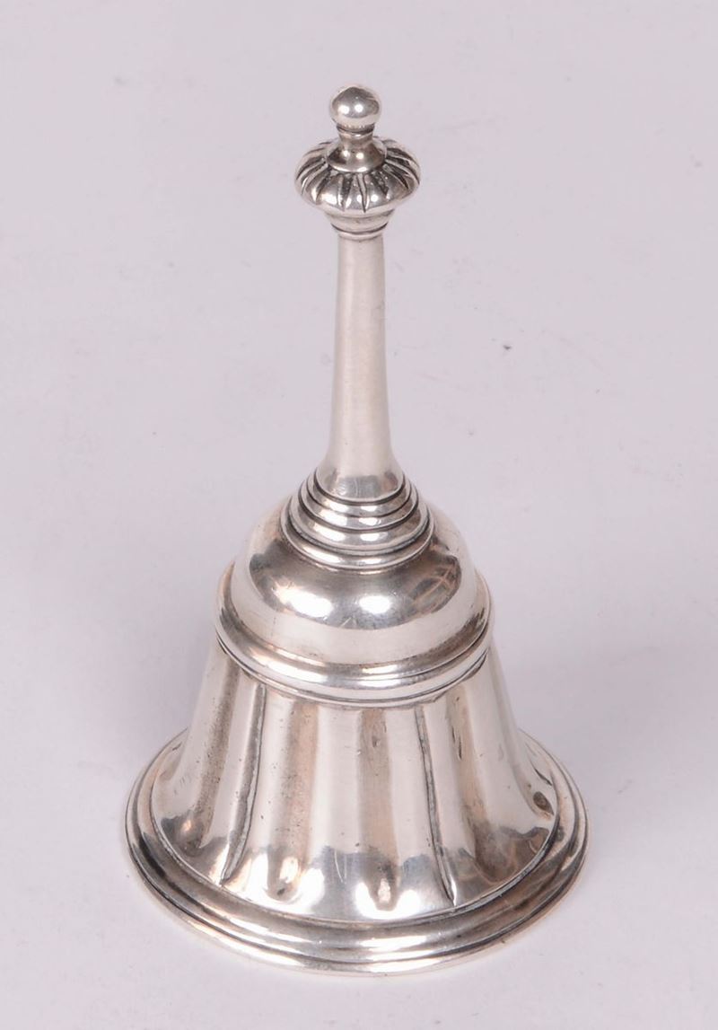 Campanello in argento fuso e cesellato, Italia XVIII secolo  - Asta Argenti e Gioielli Antichi e Contemporanei - Cambi Casa d'Aste