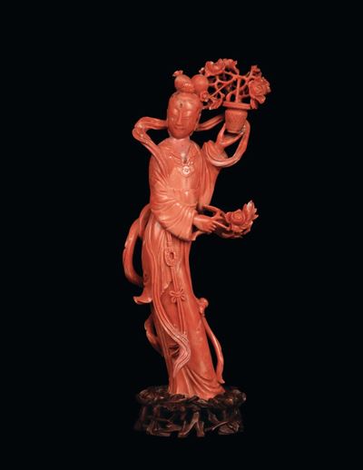 Gruppo in Corallo Rosso Scolpito Raffigurante Guanyin con Vaso e Fiori, Cina, Inizio XX Secolo