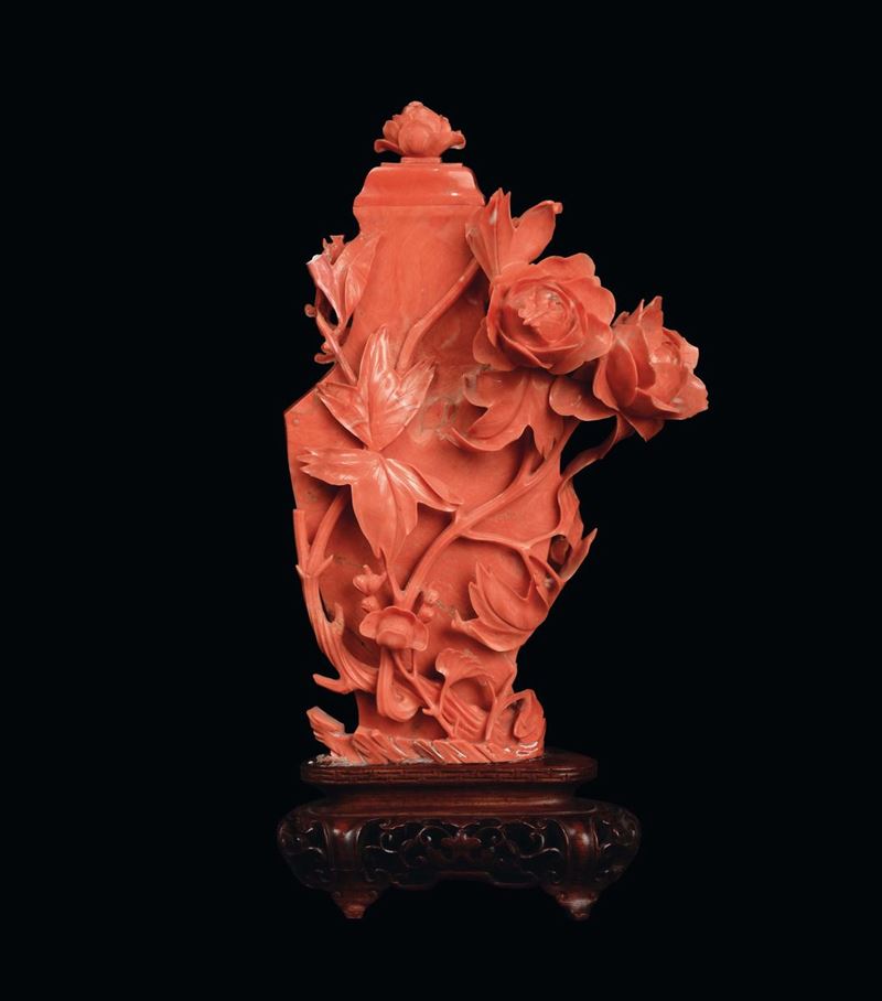Vaso in corallo  scolpito con decorazioni floreali, Cina, inizio XX secolo  - Asta Fine Chinese Works of Art - Cambi Casa d'Aste