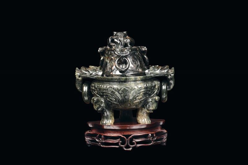 A spinach jade capped censer sculpted with archaic shape, China, 20th century  - Auction Furnishings and Works of Art from Important Private Collections - Cambi Casa d'Aste