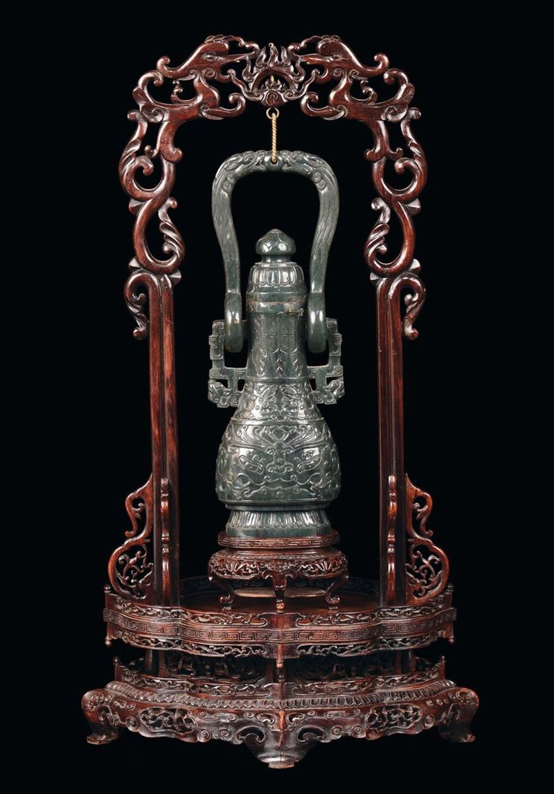 A spinach green jade vase with wooden base carved with vegetable motives, China, 19th century  - Auction Fine Chinese Works of Art - Cambi Casa d'Aste