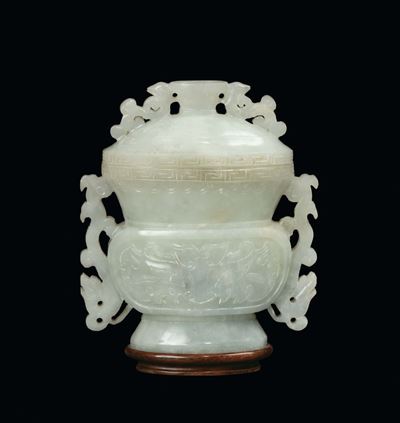 Piccolo Vaso in Giada Bianca Celadon Intagliato a Motivi Stilizzati, Cina, Dinastia Qing, XIX Sec...
