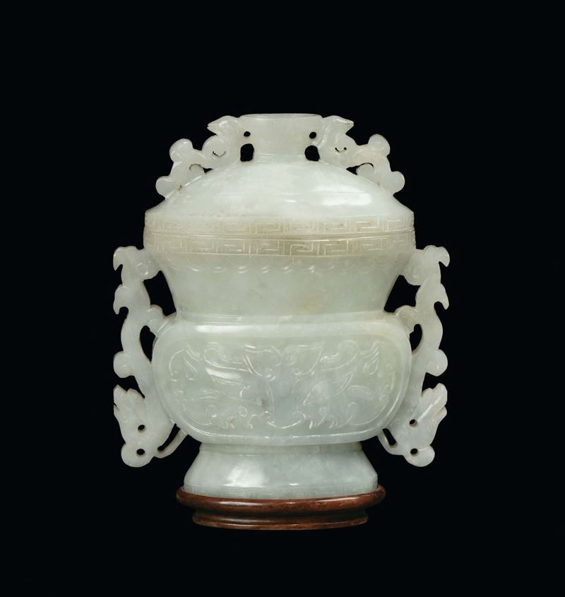Piccolo vaso in giada bianca Celadon intagliato a motivi stilizzati, Cina, Dinastia Qing, XIX secolo  - Asta Fine Chinese Works of Art - Cambi Casa d'Aste