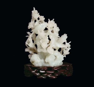 Gruppo in Giada Bianca Intagliata Raffigurante Fiori di Pruno con Uccelli, Cina, XX Secolo