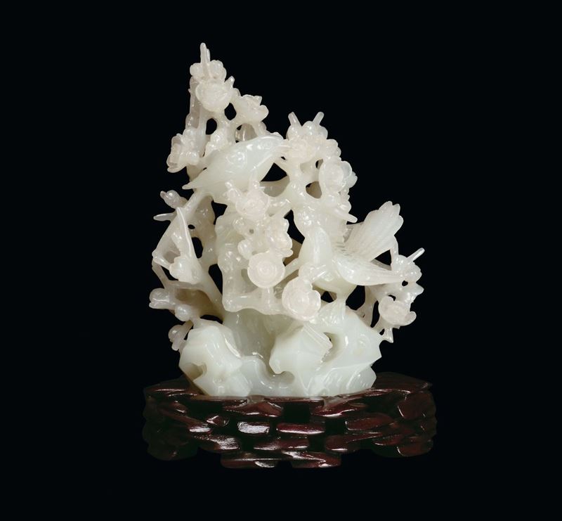 Gruppo in giada bianca intagliata raffigurante fiori di pruno con uccelli, Cina, XX secolo  - Asta Fine Chinese Works of Art - Cambi Casa d'Aste