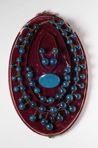 Parure Composta da Collana, Braccialetto, Orecchini e Spille in Pasta di Calcedonio Tinto