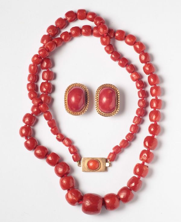A coral necklace and earrings, gold clasp