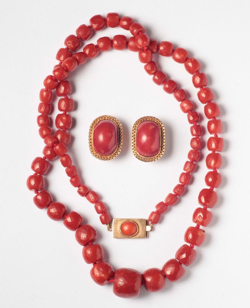 A coral necklace and earrings, gold clasp  - Auction Silver, Ancient and Contemporary Jewels - Cambi Casa d'Aste