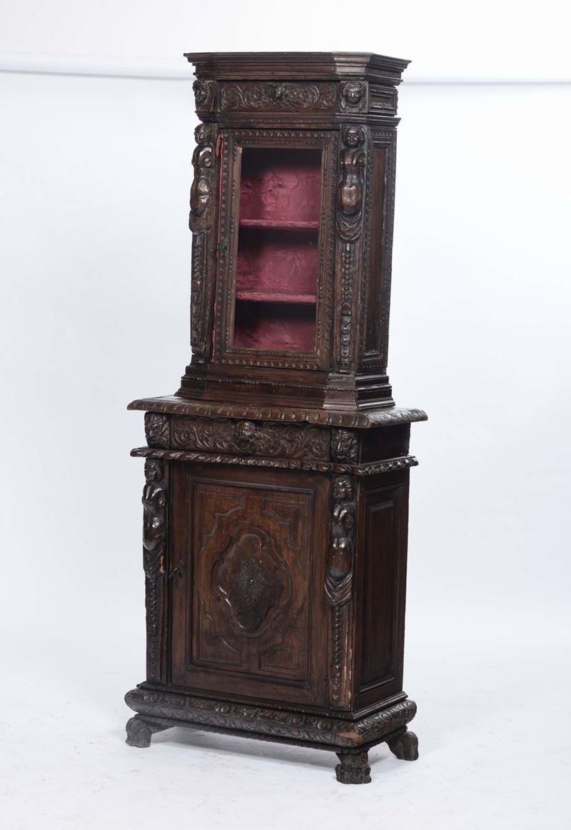 Mobile vetrina in noce scolpito a bambocci, XIX secolo  - Auction Time Auction 3-2014 - Cambi Casa d'Aste