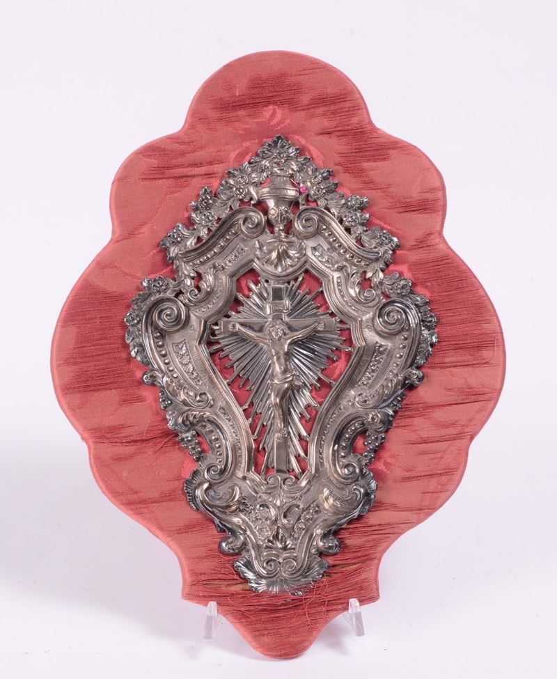 Placca argento sbalzato con Crocifisso, XVIII secolo  - Auction Furnishings and Works of Art from Important Private Collections - Cambi Casa d'Aste