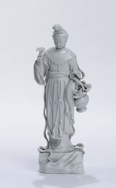 Figura Femminile in Porcellana Blanc De Chine con Cestino e Fiore, Cina, Repubblica, Inizio XX Se...