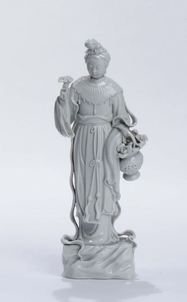 Figura femminile in porcellana blanc de chine con cestino e fiore, Cina, Repubblica, inizio XX secolo