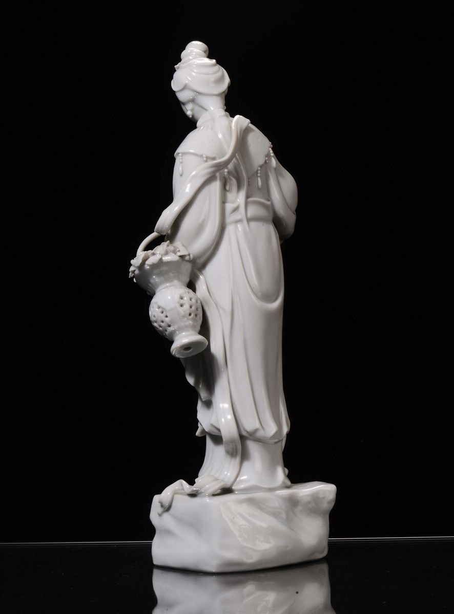 Figura Femminile in Porcellana Blanc De Chine con Cestino e Fiore, Cina, Repubblica, Inizio XX Se...