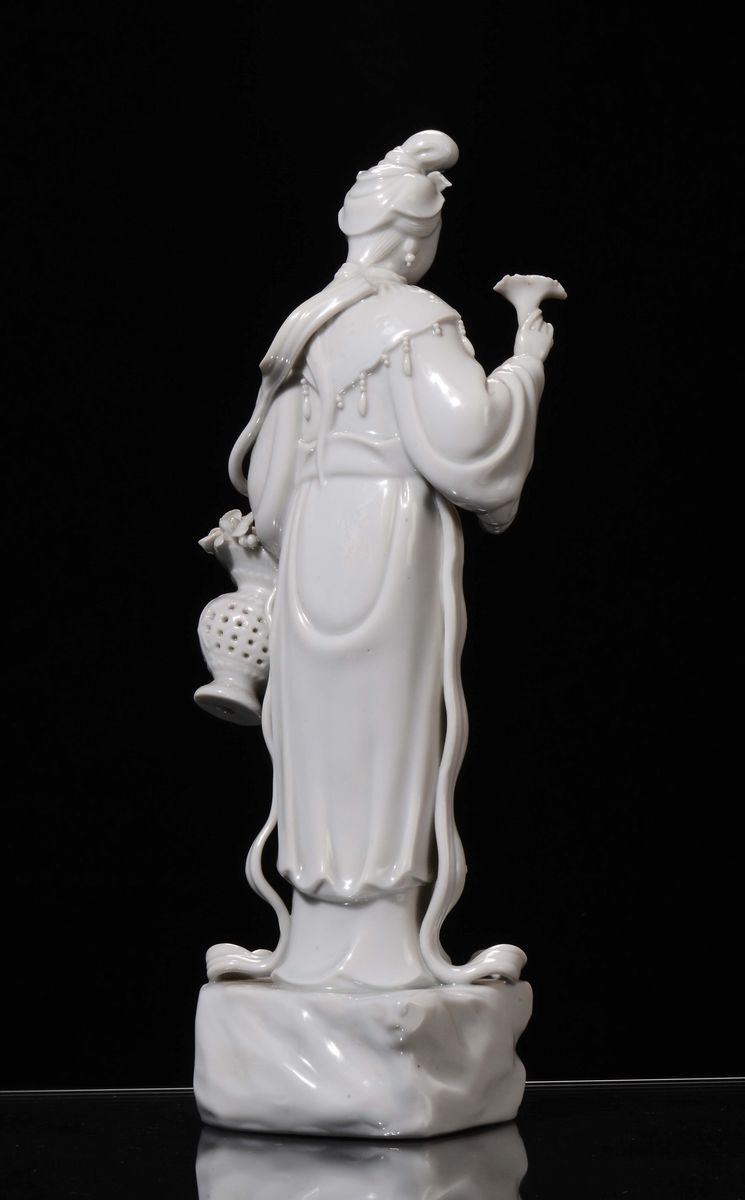 Figura Femminile in Porcellana Blanc De Chine con Cestino e Fiore, Cina, Repubblica, Inizio XX Se...