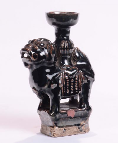Candelabro Smaltato a Guisa di Cane di Pho, Cina