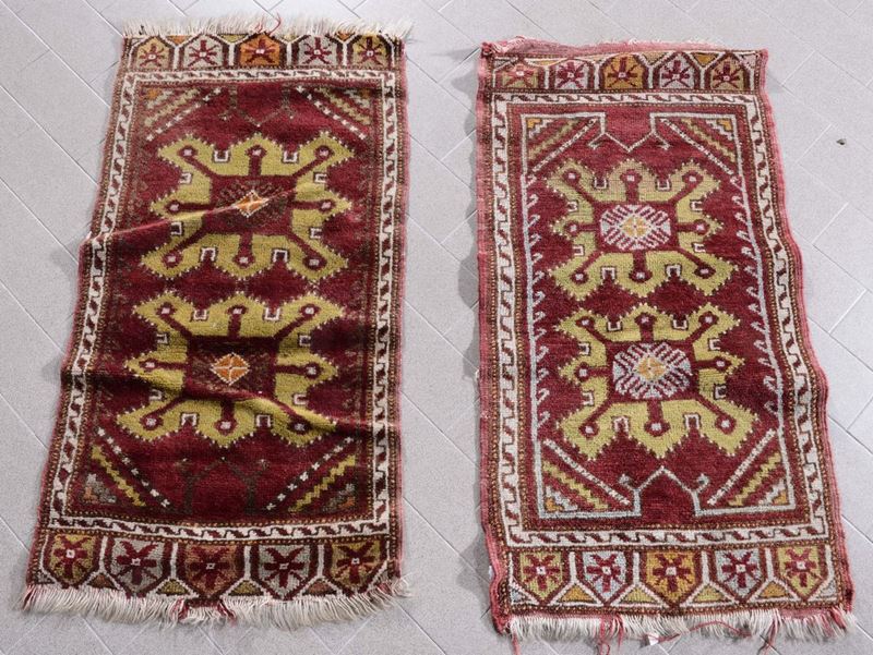 Due piccoli tappeti anatolici, inizio XX secolo  - Asta Arredi e Oggetti d'Arte da Importanti Collezioni Private - Cambi Casa d'Aste