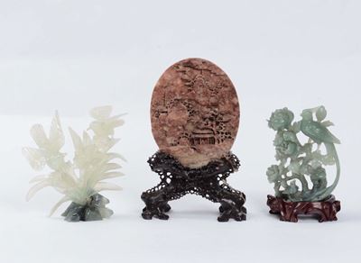Placca in Pietra Dura Scolpita e Due Gruppi Naturalistici in Pietra Dura, Cina Inizio XX Secolo