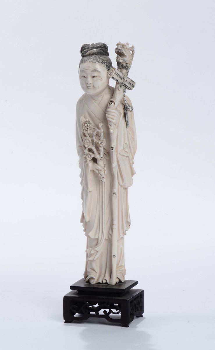 Figura di dignitario in avorio, Cina Dinastia Qing fine XIX secolo  - Asta Fine Chinese Works of Art - Cambi Casa d'Aste