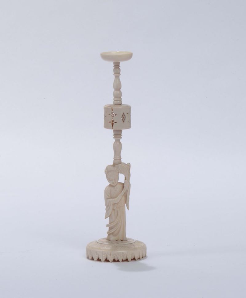 A small ivory statue representing Buddha, China, late 19th century  - Auction Furnishings and Works of Art from Important Private Collections - Cambi Casa d'Aste