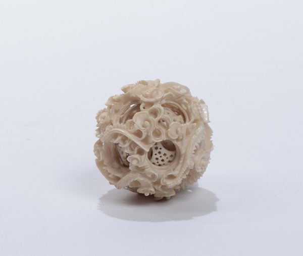 Game balls in ivory with female figure, China, Qing Dynasty, 19th century