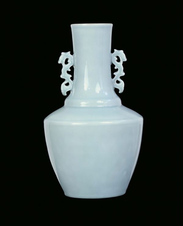 Vaso in porcellana monocroma claire de lune, anse a guisa di dragoni stilizzati, Cina, Dinastia Qing, Periodo Qianlong (1736-1795)