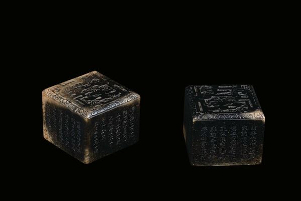 Coppia di rarissimi sigilli in giada con draghi stilizzati a rilievo e iscrizioni per esteso su tutti i lati, Cina, Dinastia Qing, Periodo Kangxi (1662-1722)