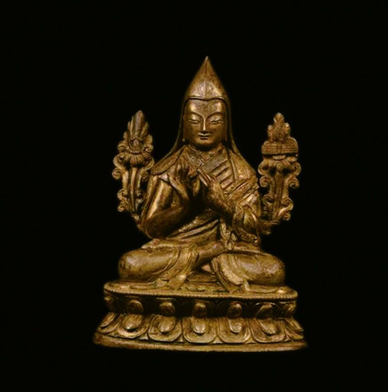 Statuina in bronzo dorato raffigurante Dalai Lama, Cina Dinastia Ming, XVII secolo  - Asta Arredi e Oggetti d'Arte da Importanti Collezioni Private - Cambi Casa d'Aste