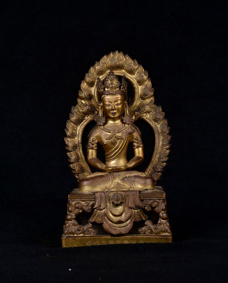A gilt bronze figure of Amitayus with inscription, China, Qing Dynasty, Qianlong Period (1736-1795), Mark and the period  - Auction Fine Chinese Works of Art - Cambi Casa d'Aste