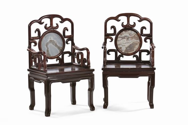 Due sedie con braccioli in legno di Homu con inserti di amrmo, CIna Dinastia Qing, XIX secolo, cm 86x52x52