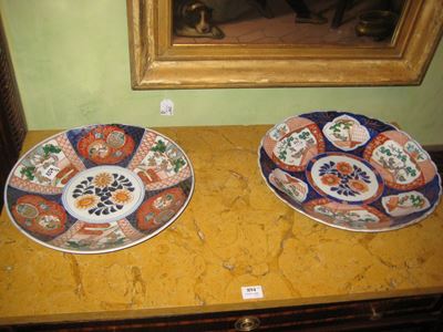 Due Grandi Piatti Imari Lumeggiati in Oro