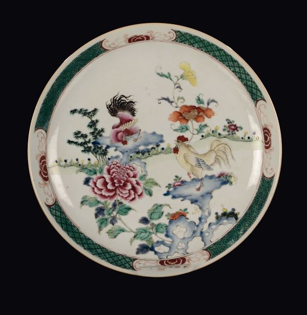 Tre piatti in porcellana policroma Famiglia Rosa con decori vegetali e animali, Cina, Dinastia Qing, Periodo Qianlong (1736-1795)